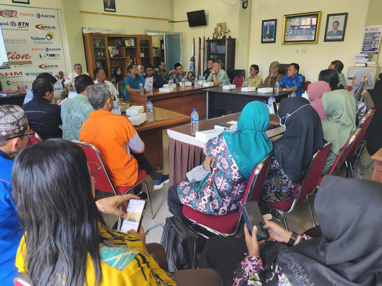 SPP Ditiadakan, Bantuan Dibatasi: Siapa Peduli Nasib Guru Swasta?