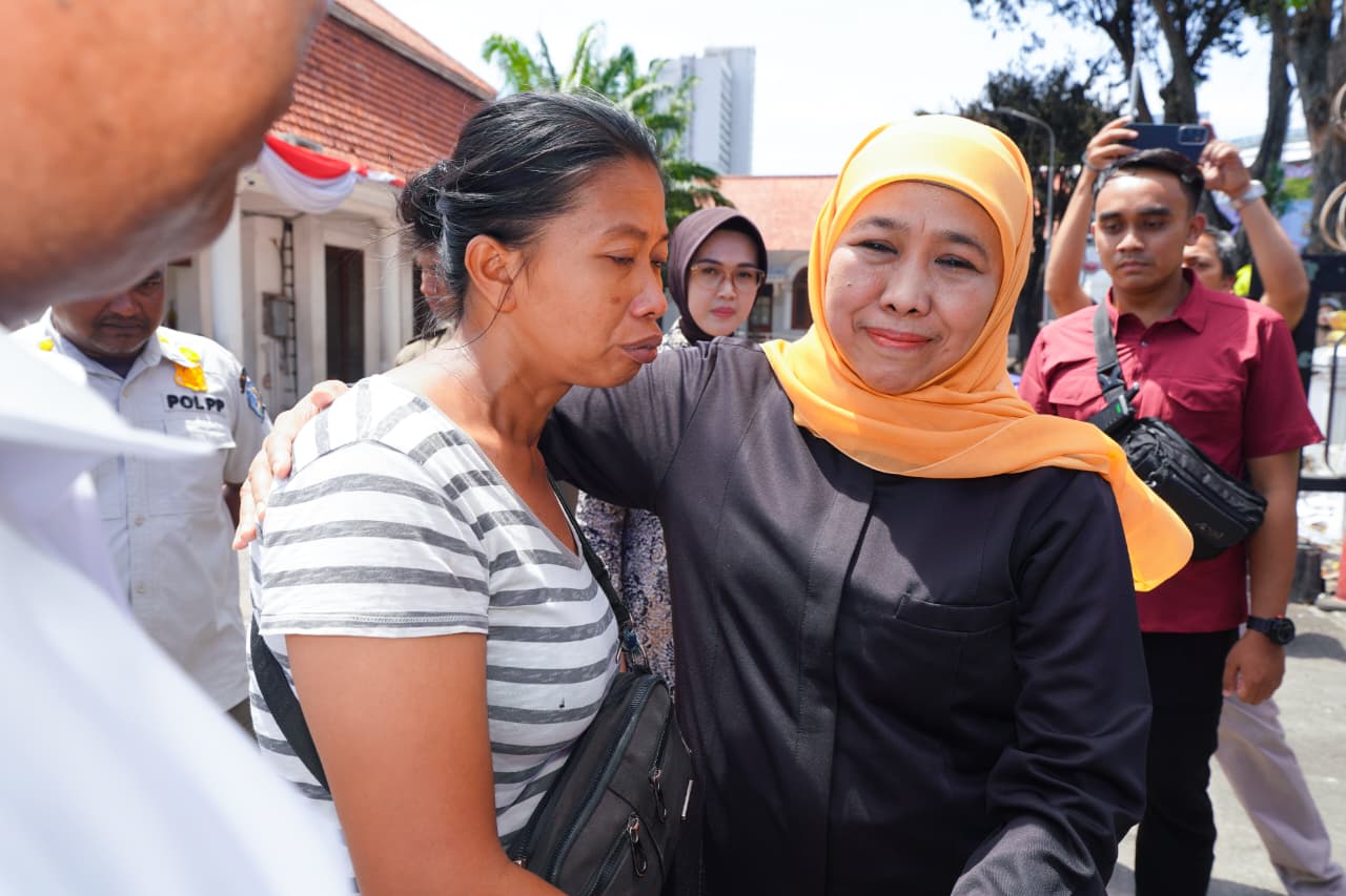 Khofifah Indar Parawansa (kanan) saat merangkul masyarakat yang ada di depan Gedung Negara Grahadi, Sabtu 30 Agustus 2025.