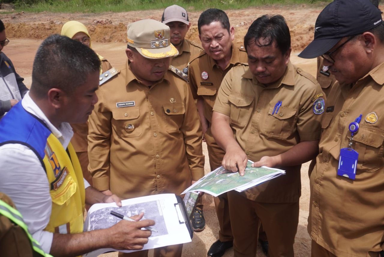 Wakil Wali Kota Andi Haris (dua kiri) saat melihat desain dan lokasi SR.