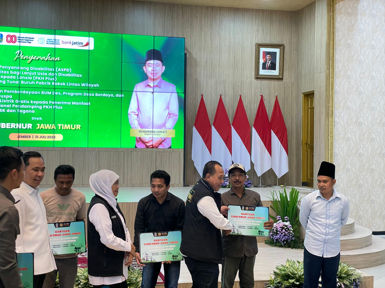 Khofifah Indar Parawansa secara simbolis menyerahkan bantuan pemasangan IRSR kepada masyarakat Jatim beberapa waktu lalu.