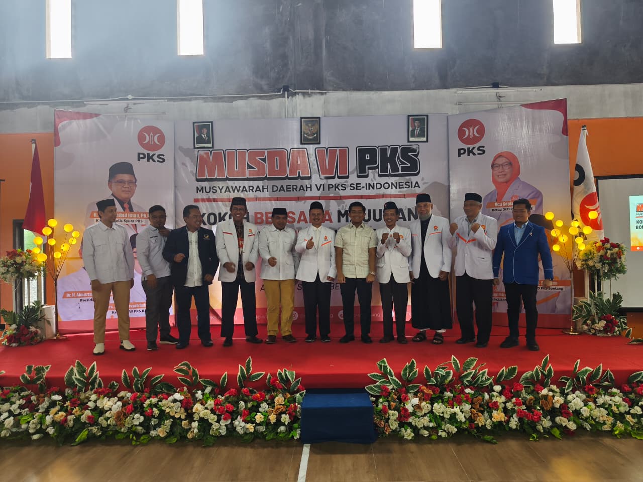 Wakil Wali Kota Andi Haris (lima kiri) saat menghadiri Musda DPD PKS Bontang didampingi Ketua DPRD Bontang Andi Faizal Sofyan Hasdam (lima kanan) di kantor DPD PKS Bontang, Minggu 7 September 2025.