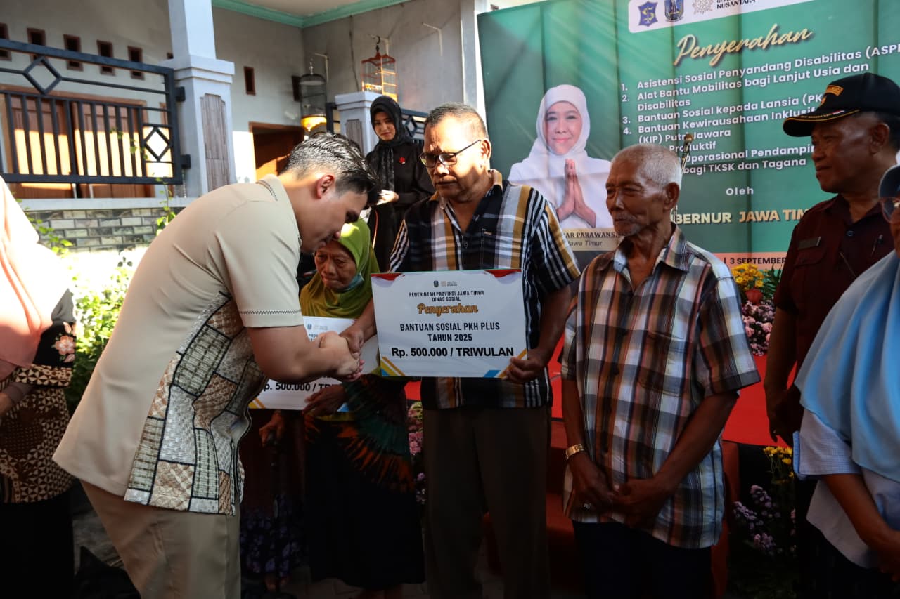 Penyerahan bansos dari Gubernur Jatim Khofifah Indar Parawansa