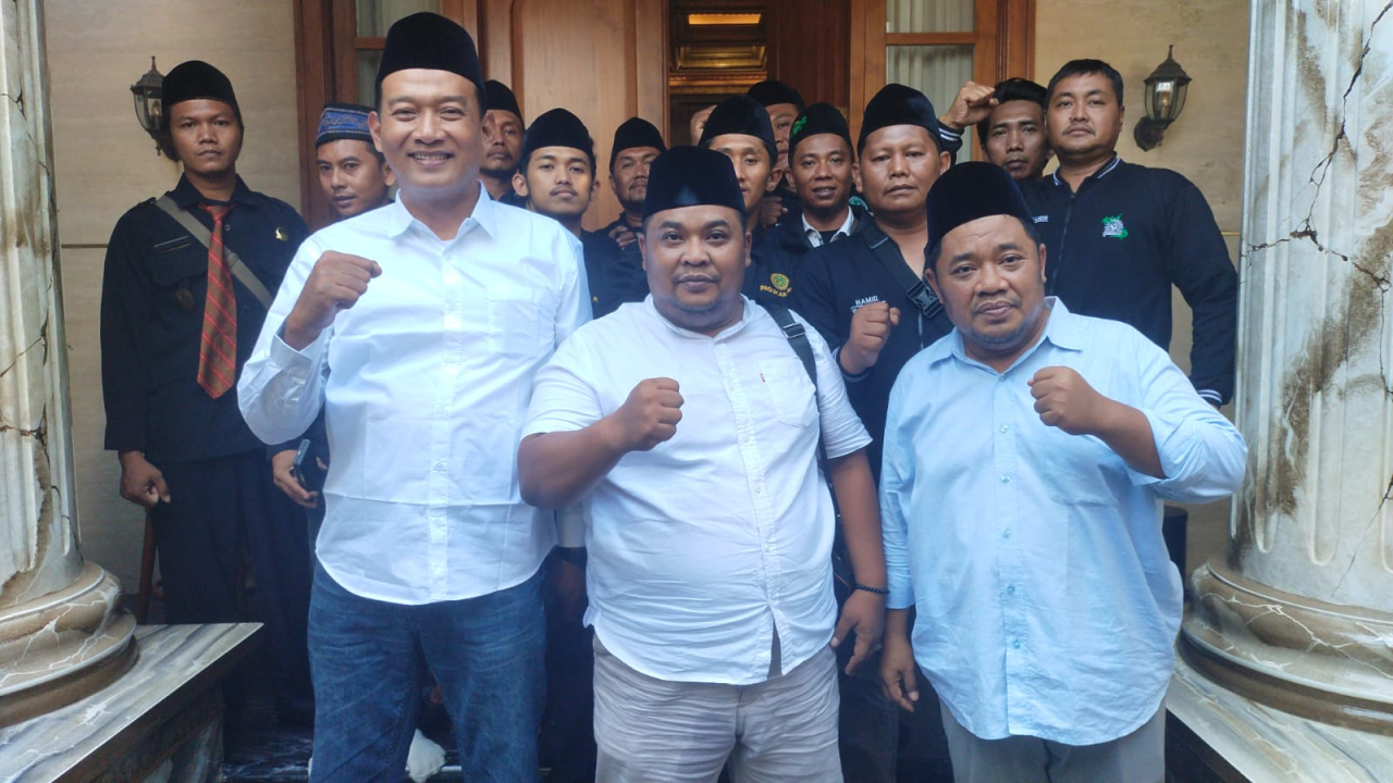 Ketua Aliansi Santri Nusantara, H Mohaimin (tengah) bersama anggota Santri Nusantara.