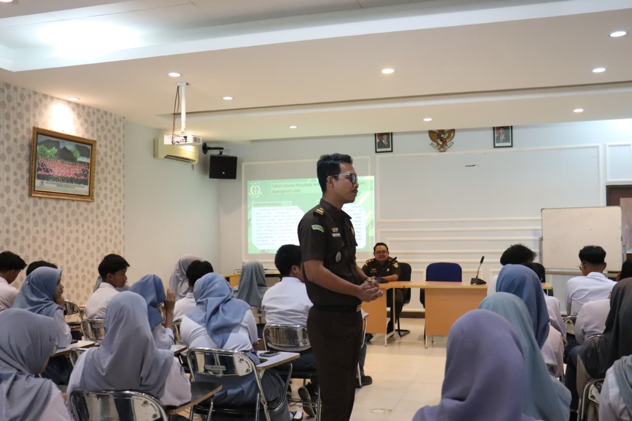 Salah satu jaksa saat memberikan edukasi hukum ke remaja sekolah. (Foto: Dokumen Kejari Bontang)