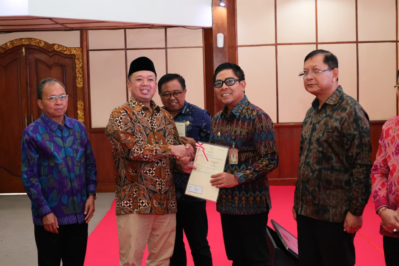 Menteri ATR/Kepala BPN Nusron Wahid saat memberikan sertifikat tanah di Bali, beberapa waktu lalu.