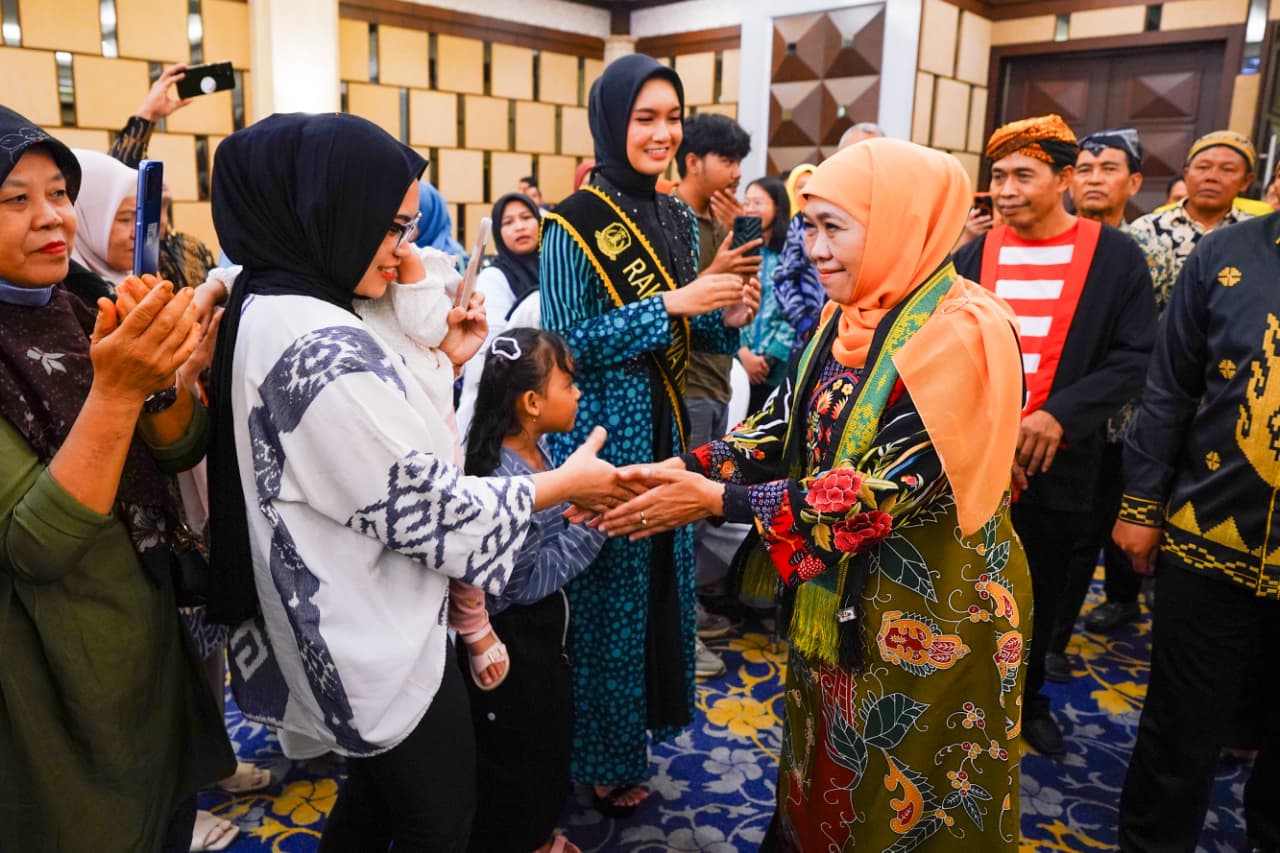 Gubernur Jatim Khofifah Indar Parawansa saat menyapa warga Jatim di Sulawesi Tenggara, Selasa, 18 November 2025. (Foto: Biro Adpim Pemprov Jatim)