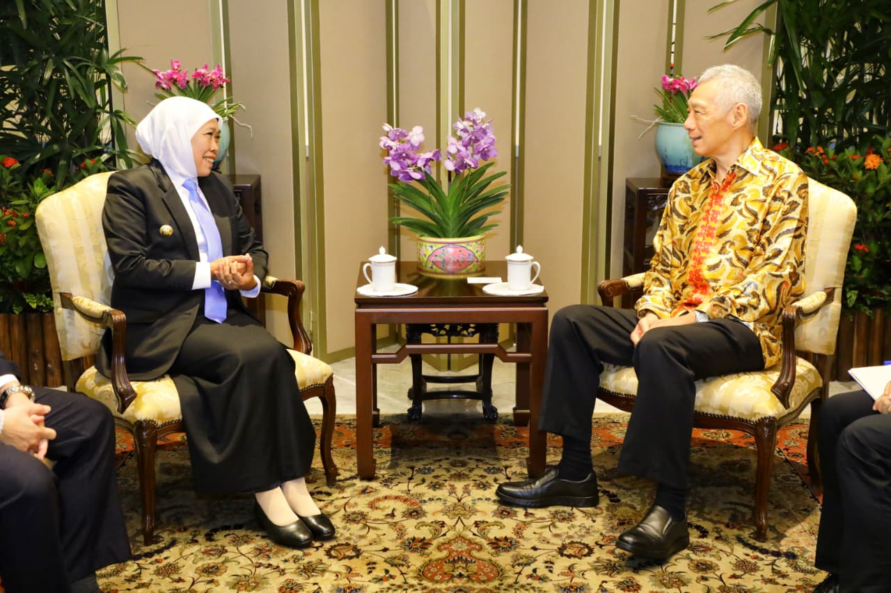 Gubernur Jatim Khofifah Indar Parawansa (kiri) saat bertemu dengan Senior Minister Singapore Lee Hsien Loong.
