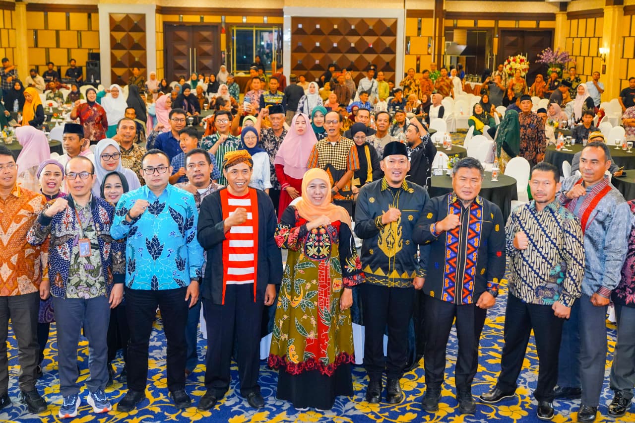 Gubernur Jatim Khofifah Indar Parawansa bersama warga Jatim di Sulawesi Tenggara, Selasa, 18 November 2025. (Foto: Biro Adpim Pemprov Jatim)