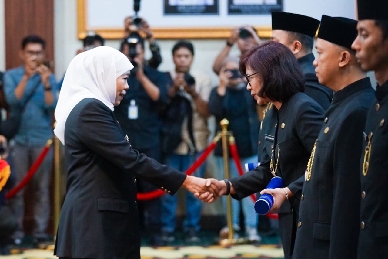 Gubernur Jatim Khofifah Indar Parawansa (kiri) saat melantik jabatan fungsional di lingkungan Pemprov Jatim, di Gedung Negara Grahadi.