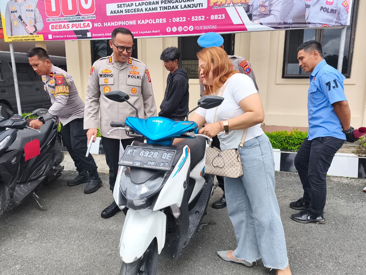 Verawati (baju putih) saat melihat kondisi motornya didampingi Kapolres Bontang AKBP Widho Anriano (kiri) di halaman markas Polres Bontang, Selasa 11 November 2025.