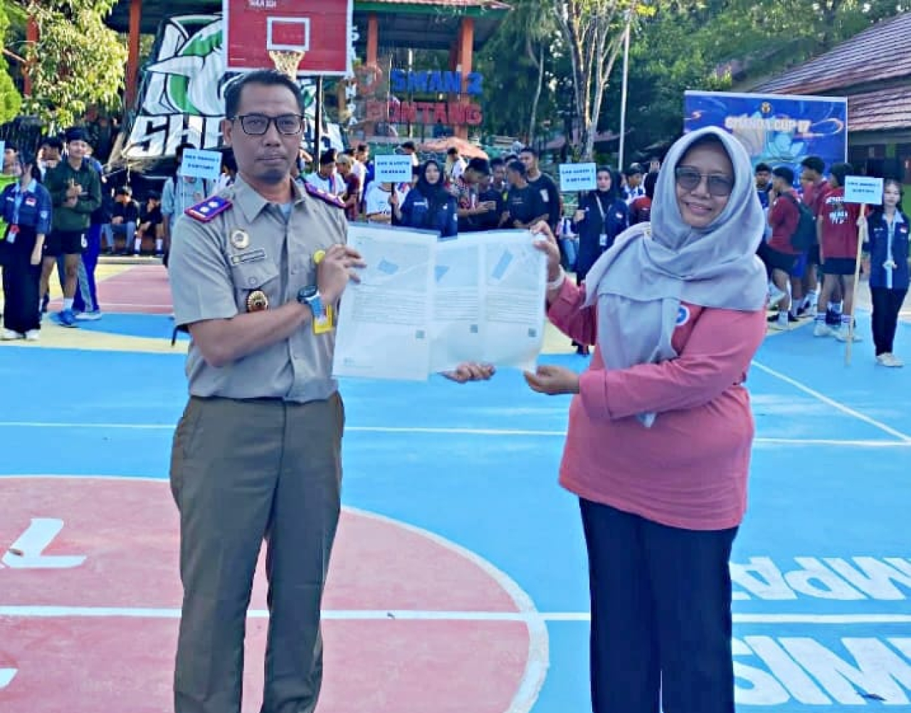 Kepala Kantor BPN/ATR Bontang Hamim Muddayana saat menyerahkan sertifikat tanah kepada SMAN 2 Bontang