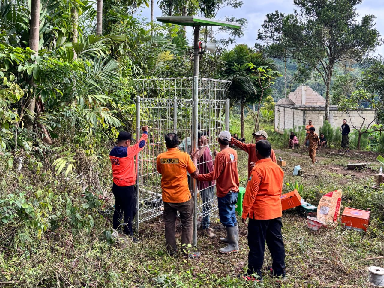 Proses pemasangan EWS di salah satu daerah.