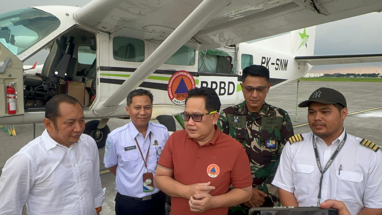 Sekdaprov Jatim Adhy Karyono (tengah) saat memimpin persiapan OMC. Ia didampingi Kalaksa BPBD Jatim Gatot Soebroto.