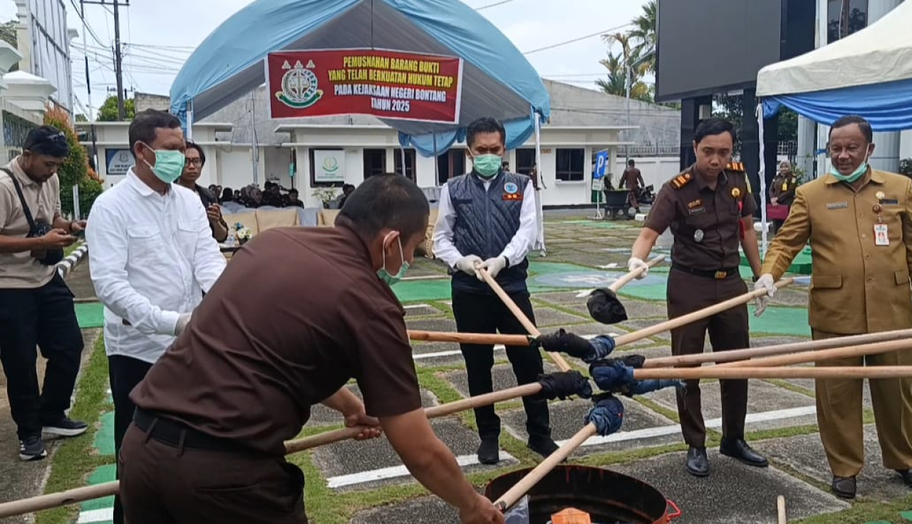 Saat pemusnahan barang bukti yang dilakukan di Halaman kantor Kejari Bontang, Senin 15 Desember 2025.