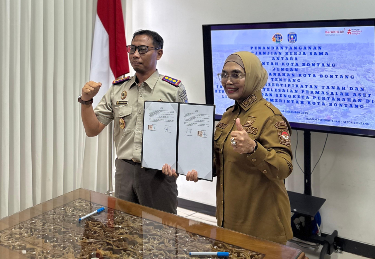 Kepala BPN/ATR Bontang Hamim Muddayana (kiri) bersama Wali Kota Bontang Neni Moerniaeni (kanan) di kantor wali kota Bontang, Selasa, 16 Desember 2025.