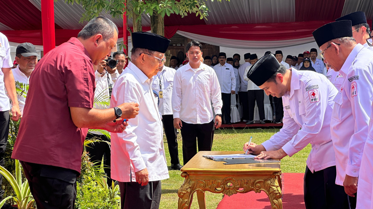Prosesi pelantikan pengurus PMI Jatim, di Benteng Van Den Bosch, Ngawi, Rabu 17 Desember 2025.