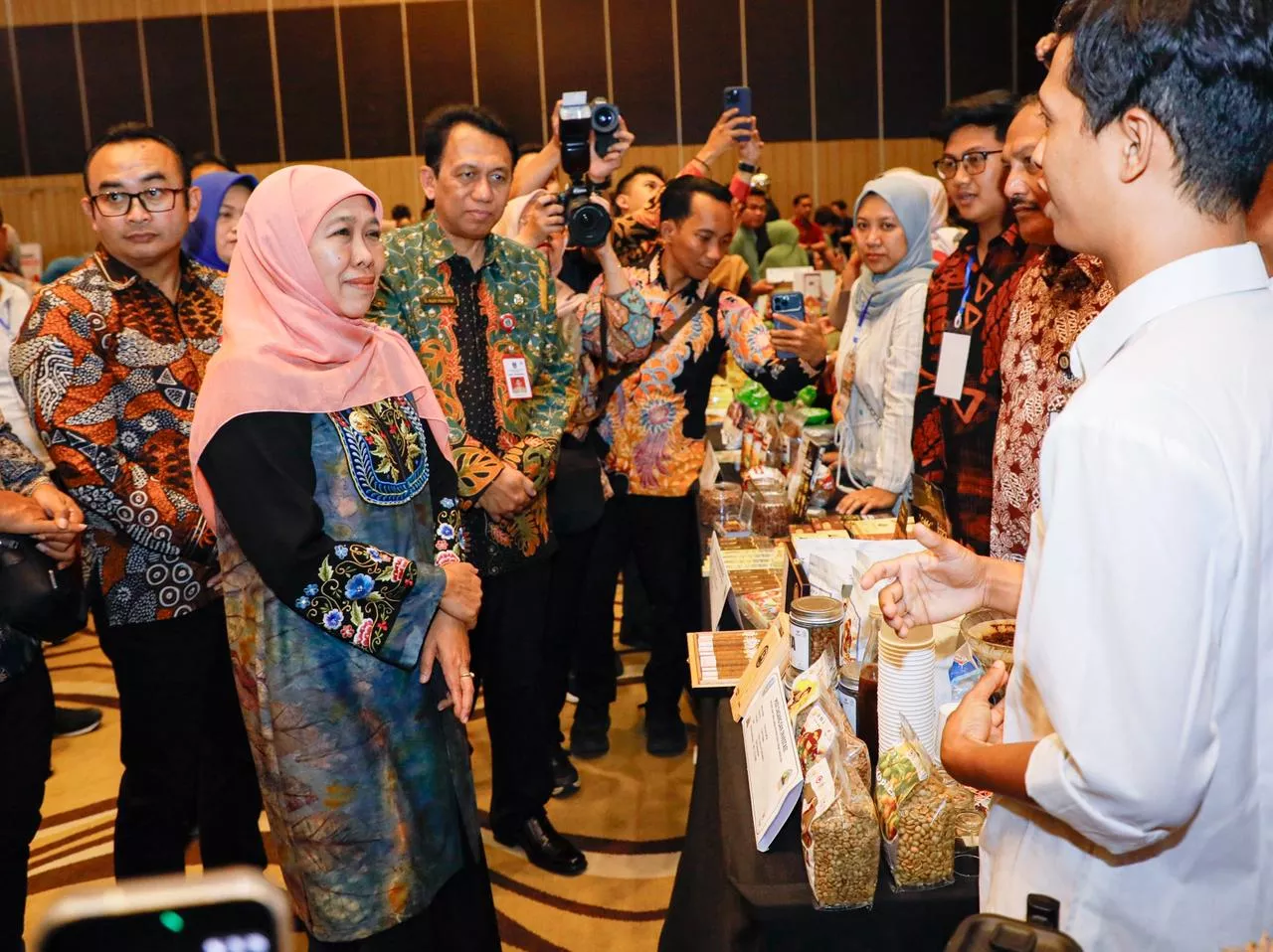Gubernur Jawa Timur Khofifah Indar Parawansa saat melihat produk yang dijual dalam misi dagang di Semarang, Jawa Tengah.