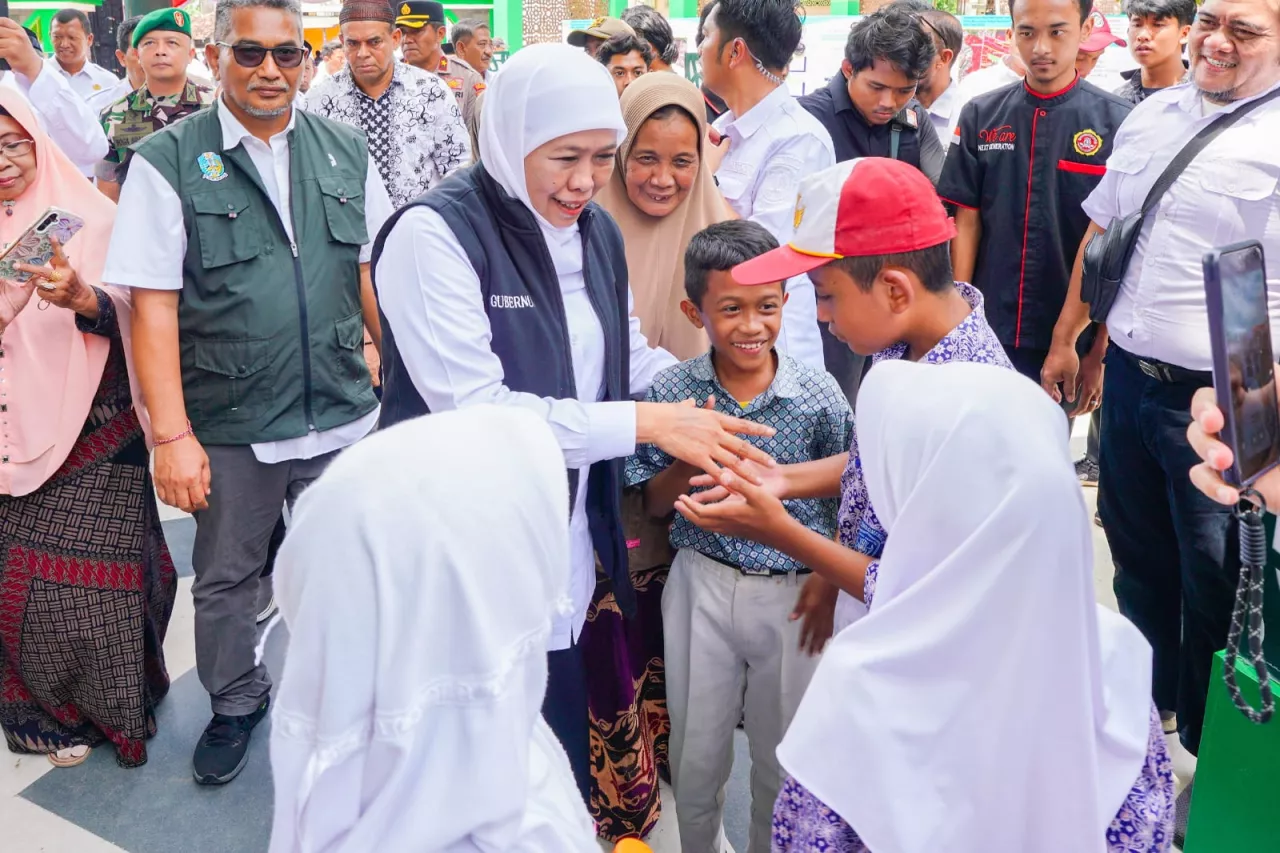 Gubernur Jatim Khofifah Indar Parawansa saat berkomunikasi dengan anak-anak sekolah.