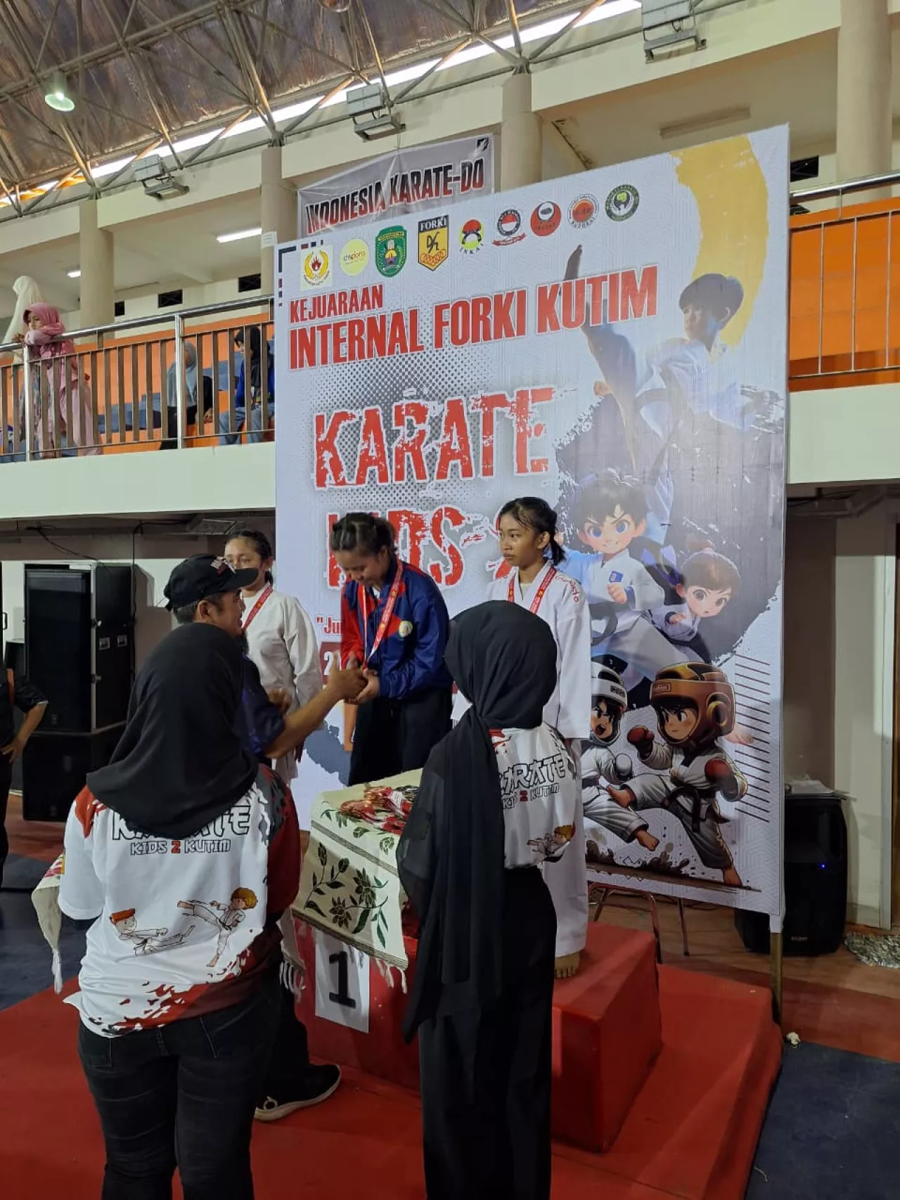 Rani Elisabet Simamora saat menerima medali emas kategori Kata Kadet Putri.
