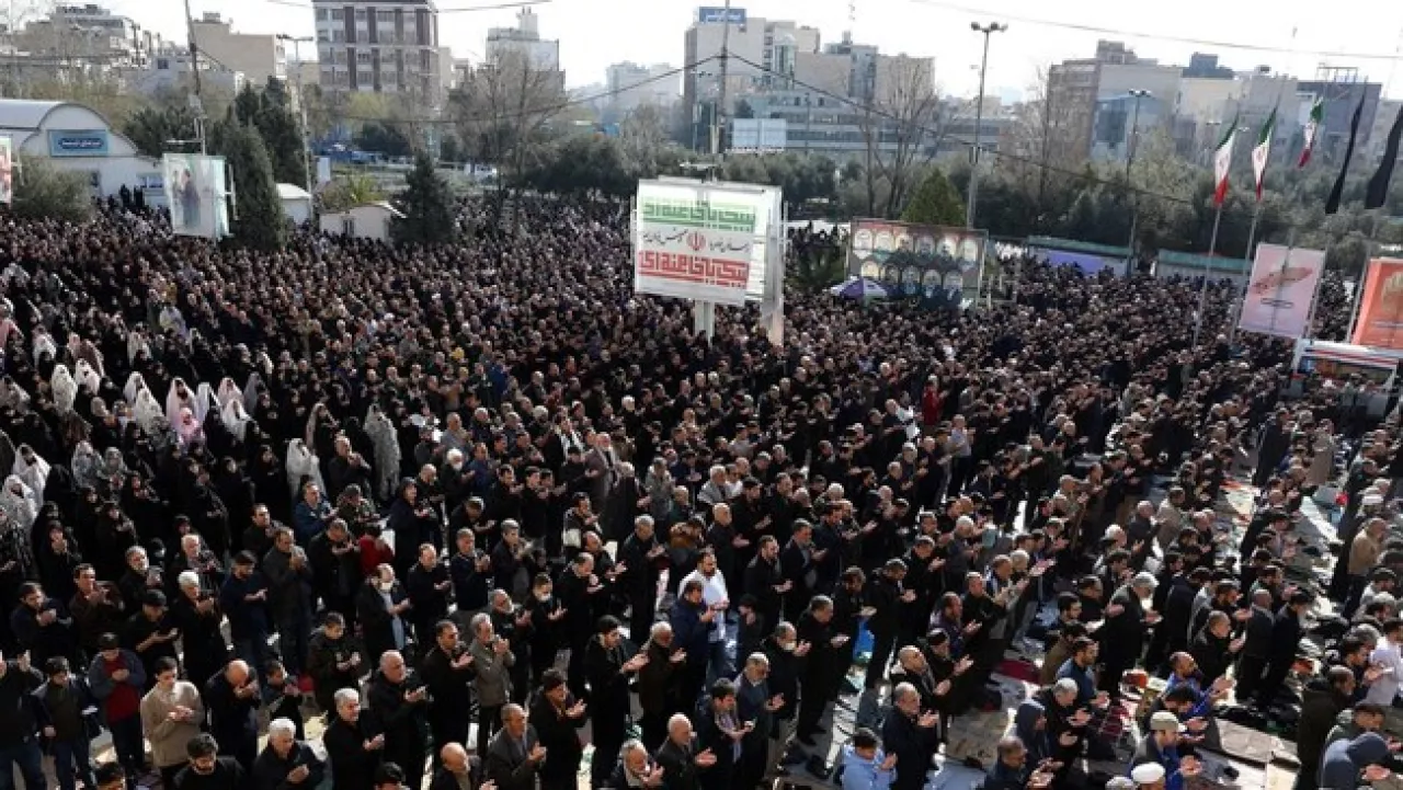 Absen Shalat bersama Warga, Mojtaba Khameini Kirim Ucapan via Medsos
