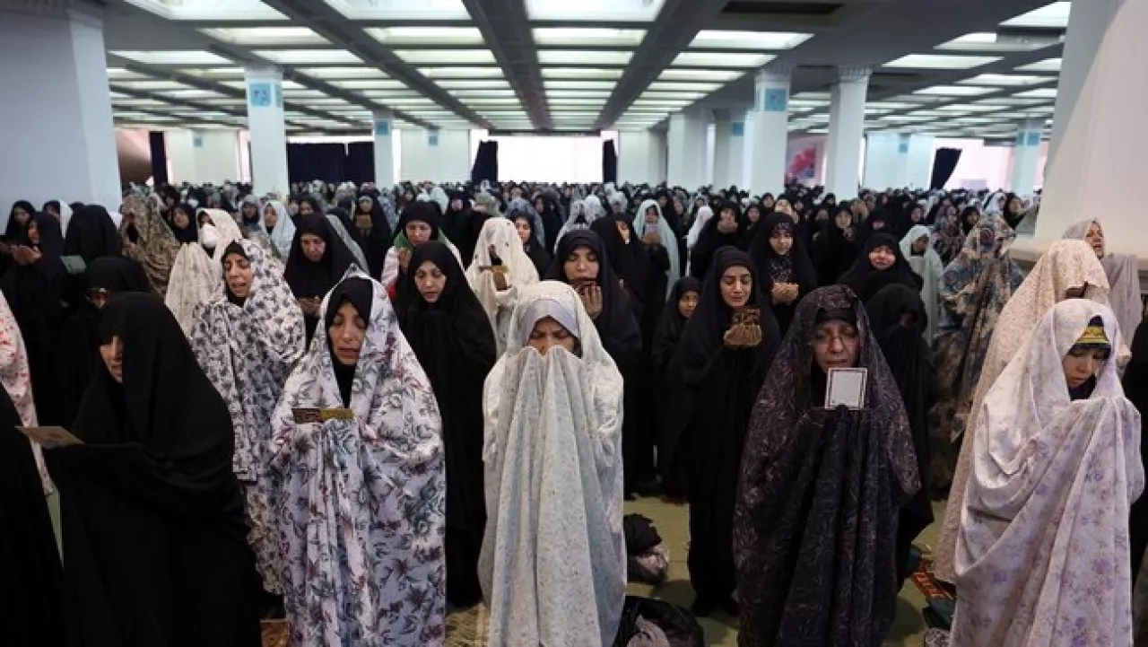 Warga khusyuk shalat di Masjid Agung Imam Khameini (AFP) 