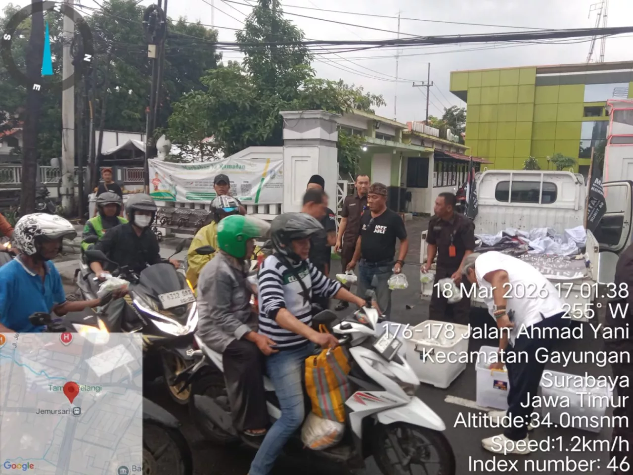 MAKI Jatim Bagikan Ratusan Paket Takjil di Penghujung Ramadan