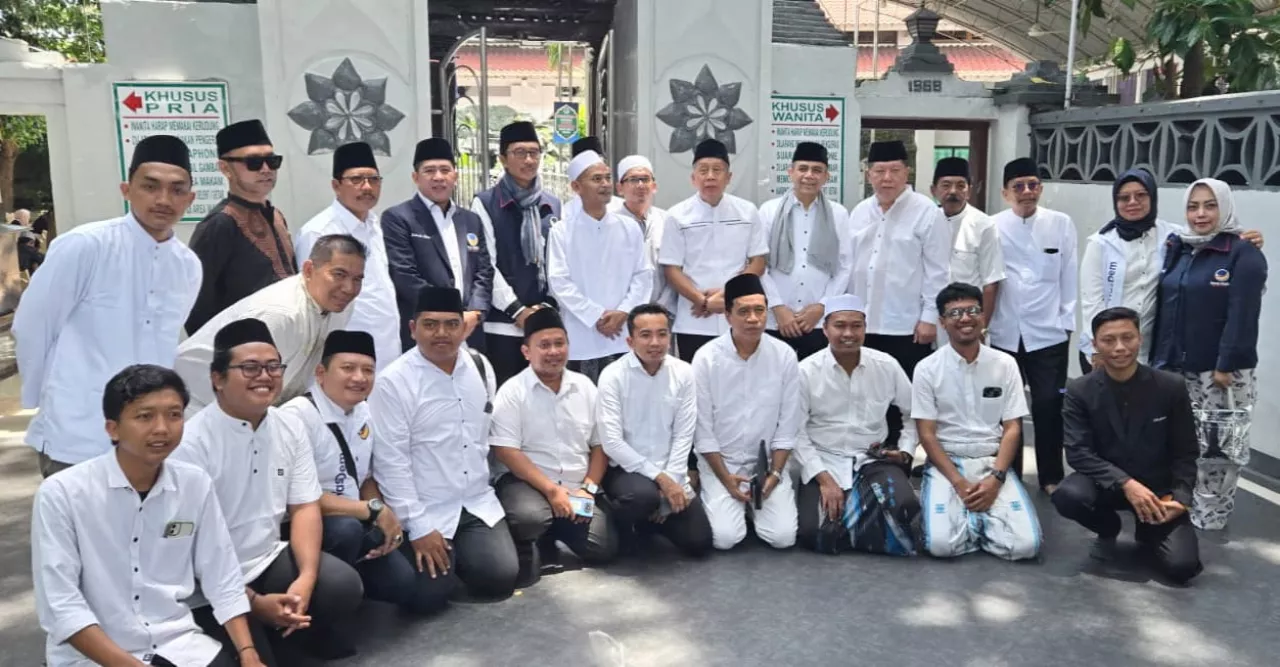 Safari Ramadan NasDem Berlanjut di Surabaya, Ziarah ke Makam Sunan Ampel dan Salurkan Bantuan Sosial