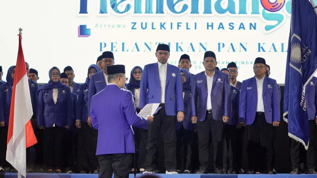 Ketua Umum DPP PAN Zulkifli Hasan saat melantik pengurus PAN di tingkat provinsi dan kabupaten/kota se-Kaltim di konvention hall Sempaja, Sabtu, 25 April 2026.