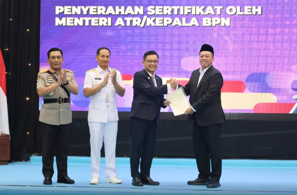 Menteri Nusron Serahkan Sertipikat Hak Pakai untuk Lemhannas RI