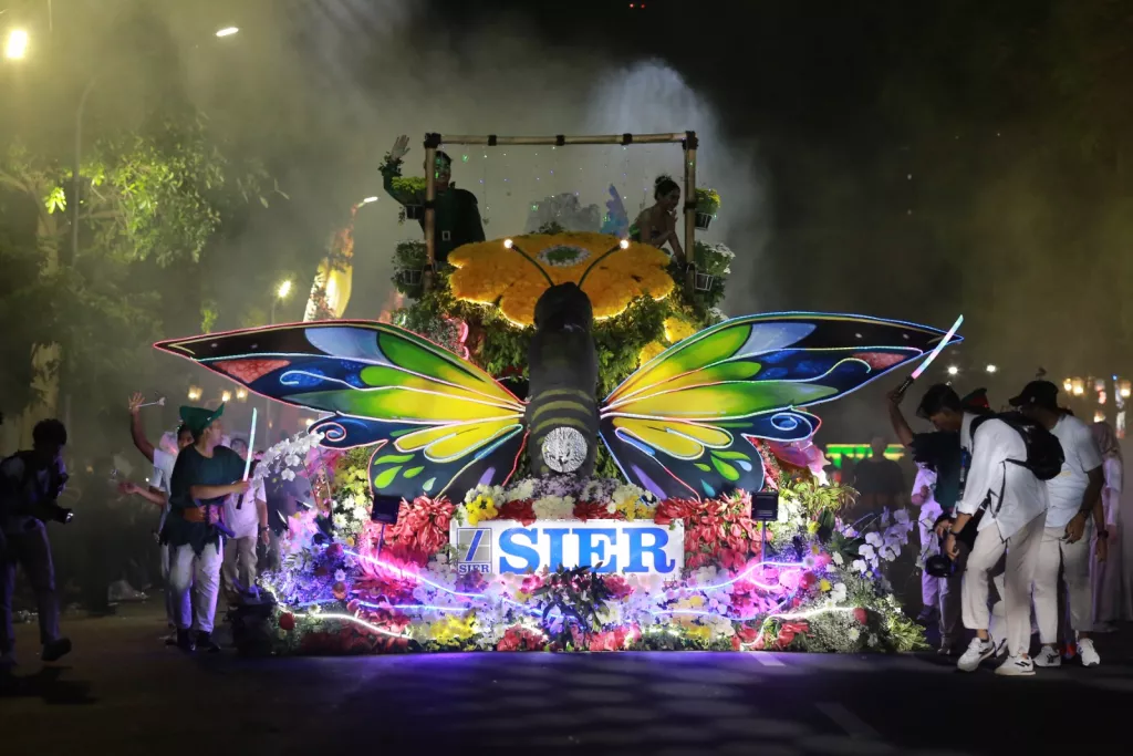 Kupu-kupu Robotik SIER Curi Perhatian di Surabaya Vaganza 2026
