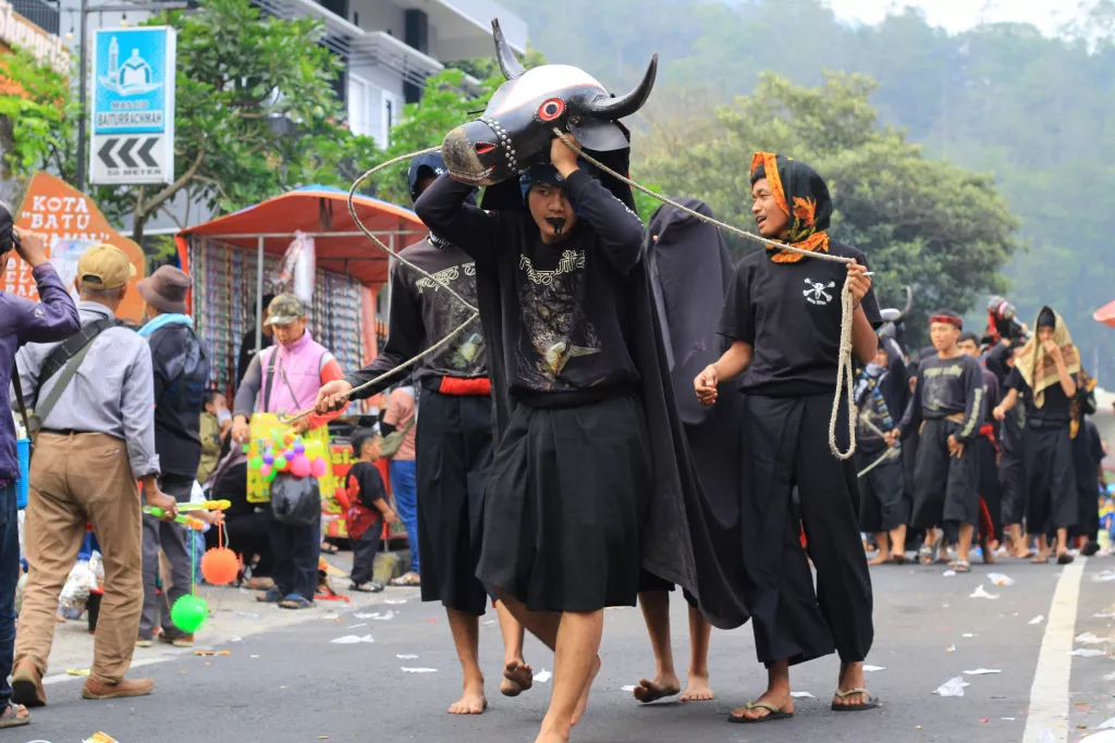 Ngarak Banteng 1 Suro, Tradisi Budaya Jawa Timur Kembali Digelar
