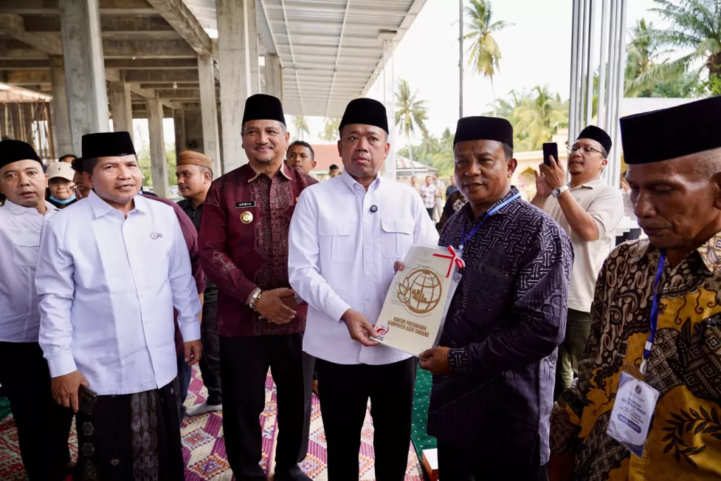 Nusron Wahit Serahkan Sertifikat Wakaf Masjid