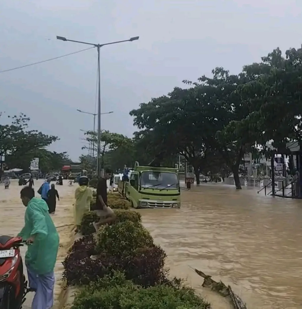 Banjir di Kota Padang Mulai Surut, Warga Diimbau Tetap Waspada