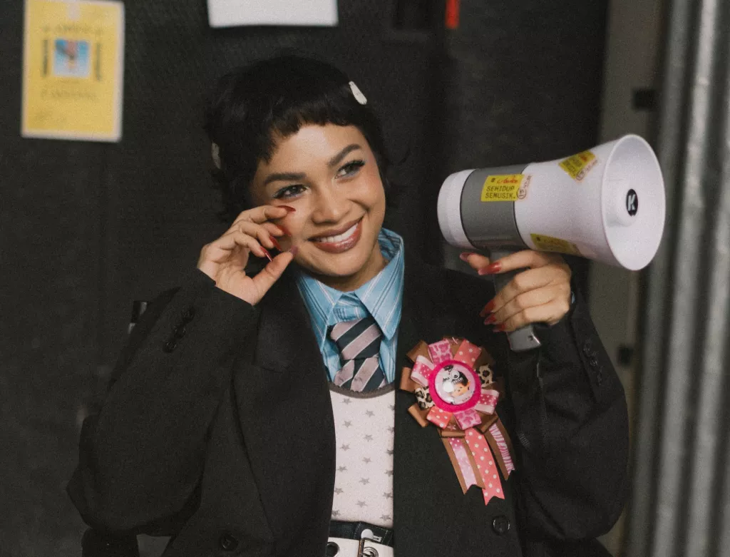 Gaya Nyentrik Ala Audisi Fiktif, Andien Rilis Video Musik Gandeng 13 Muse