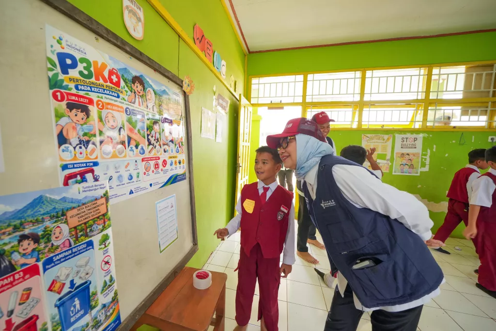 Salah satu tim PT Pupuk Indonesia saat memberikan edukasi kepada murid-murid SD di Gowa, Sulawesi Selatan.