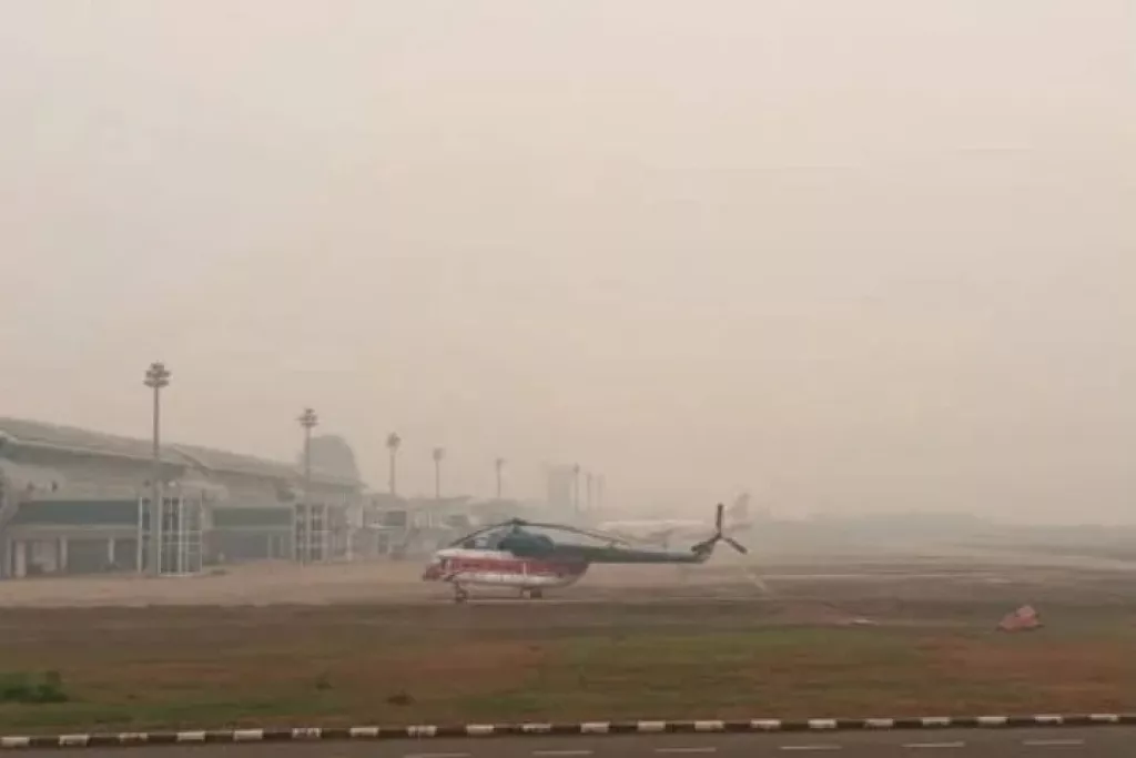 Kabut asap akibat karhutla di bandara. (ist)