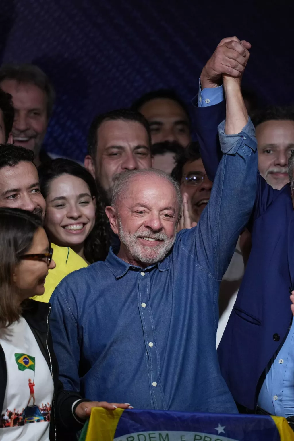 Lula da Silva merayakan kemenangannya dalam pemilu presiden Brasil. (AP)