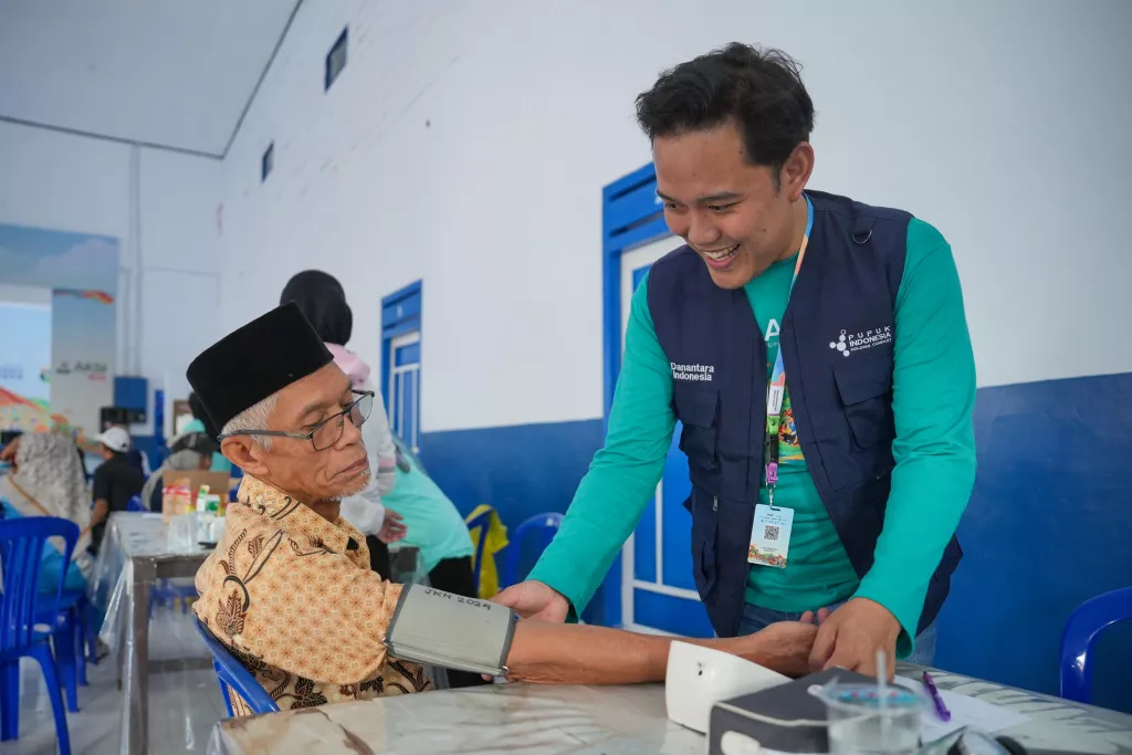 Pemeriksaan kesehatan yang dilakukan oleh salah satu tim dari PT Pupuk Indonesia kepada salah satu masyarakat Gowa, Sulawesi Selatan.