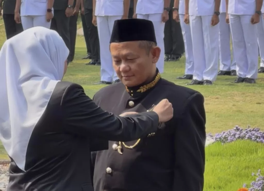 Sarmuji Raih Lencana Emas Jatim
