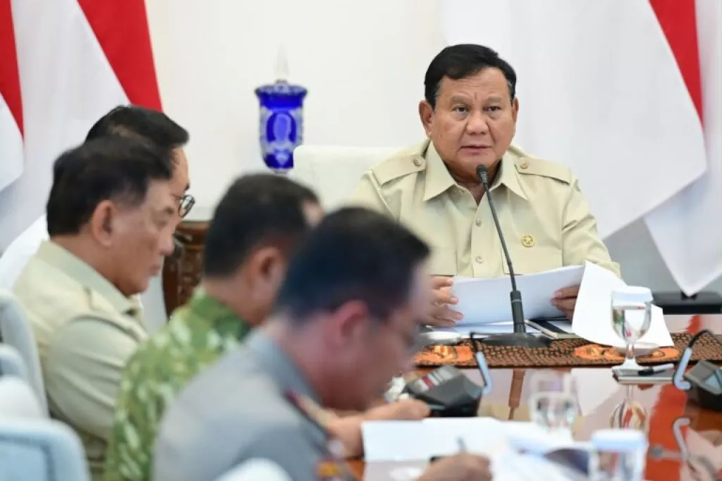Presiden Prabowo memimpin rapat penanggulangan karhutla. (BPMI Setpres)