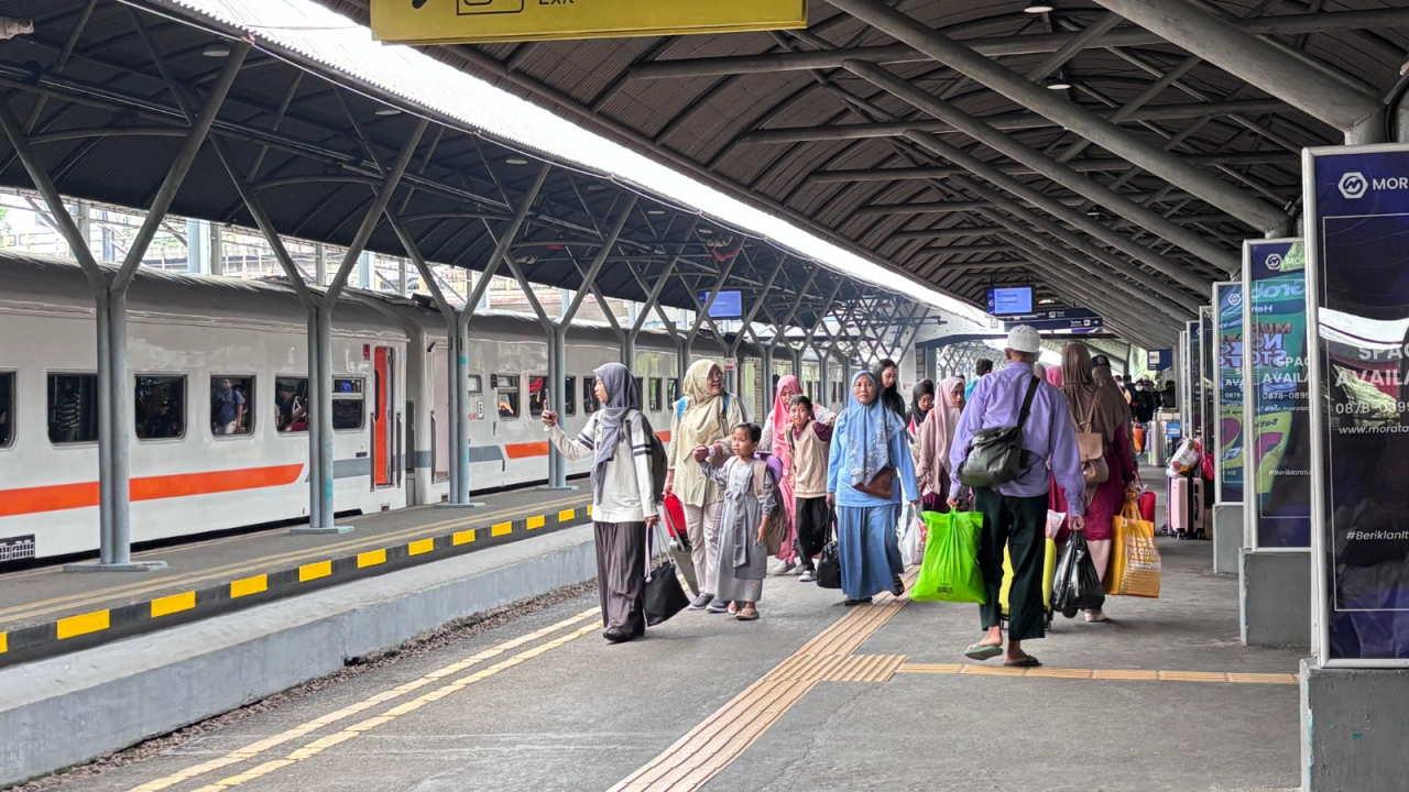 Para penumpang yang bersiap untuk naik kereta api untuk berlibur.