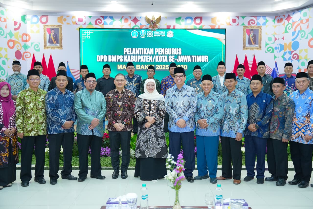 Khofifah Indar Parawansa (kiri) saat menyapa salah satu warga yang berbelanja di pasar murah di Halaman Kantor Kecamatan Deket, Kabupaten Lamongan, Sabtu, 10 Januari 2026. (Foto: Biro Adpim Pemprov Jatim)