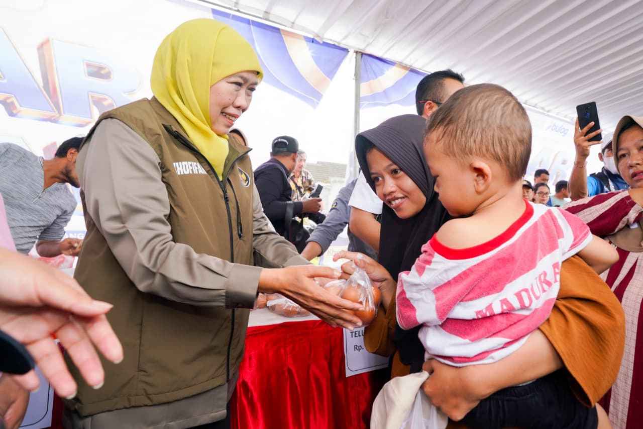 Gubernur Jatim Khofifah Indar Parawansa (kiri) saat memberikan beras kepada salah satu warga di Kelurahan Tegalgede, Kecamatan Sumbersari, Jember, Minggu, 18 Januari 2026. (Foto: Biro Adpim Pemprov Jatim)