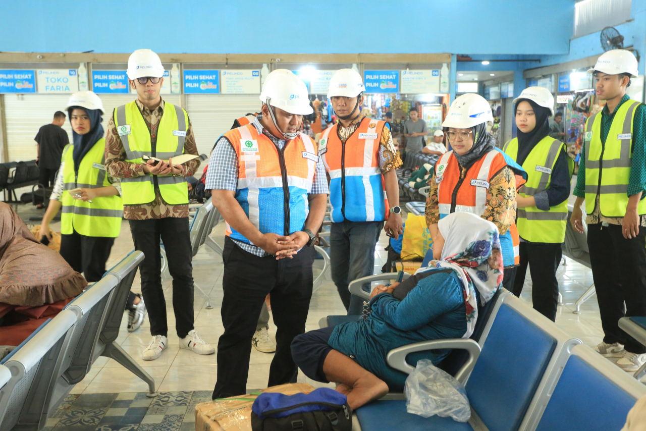 Manajemen Pelindo saat melakukan melakukan kunjungan ke ruang tunggu di Pelabuhan Pelindo