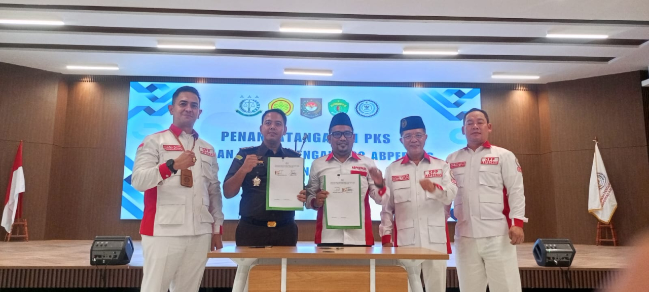 Penandatanganan komitmen Ketua DPC ABPEDNAS Kukar Jannes Manaek Pasaribu