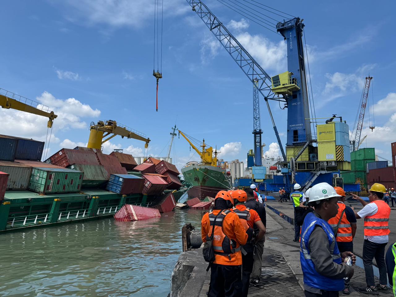 Petugas Pelindo saat memantau proses evakuasi di dermaga Pelabuhan Tanjung Perak, Senin, 2 Februari 2026.
