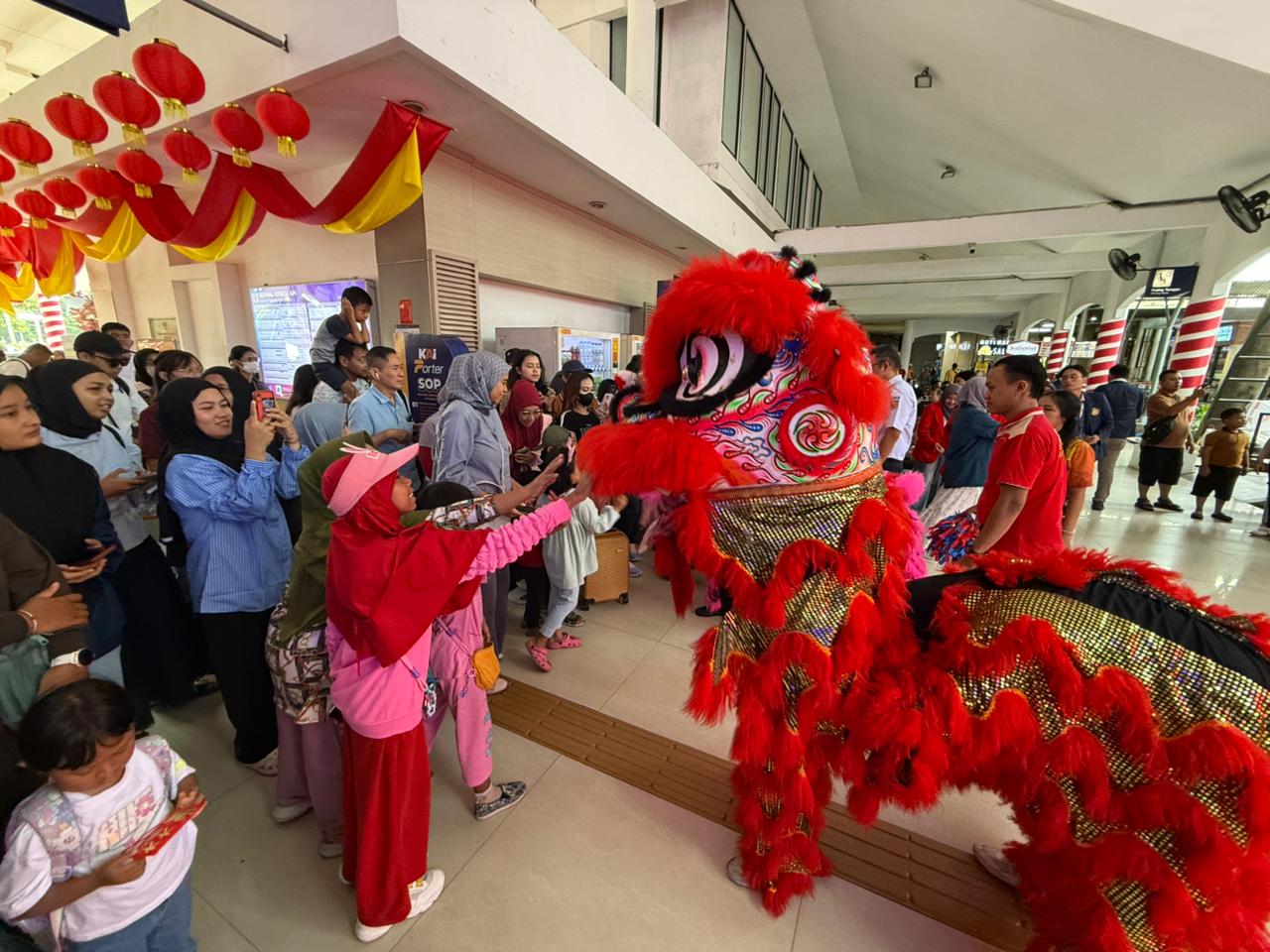 Di Balik Semarak Barongsai, KAI Daop 8 Surabaya Tebar Kebahagiaan Imlek 2026
