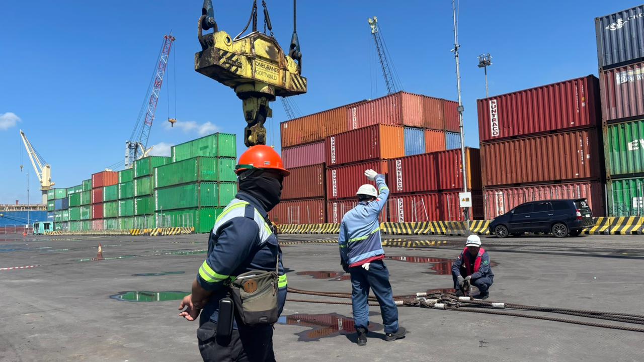 Petugas yang sedang bertugas melakukan evakuasi kapal Pacific 88 di dermaga Jamrud Selatan, Pelabuhan Tanjung Perak, Surabaya.