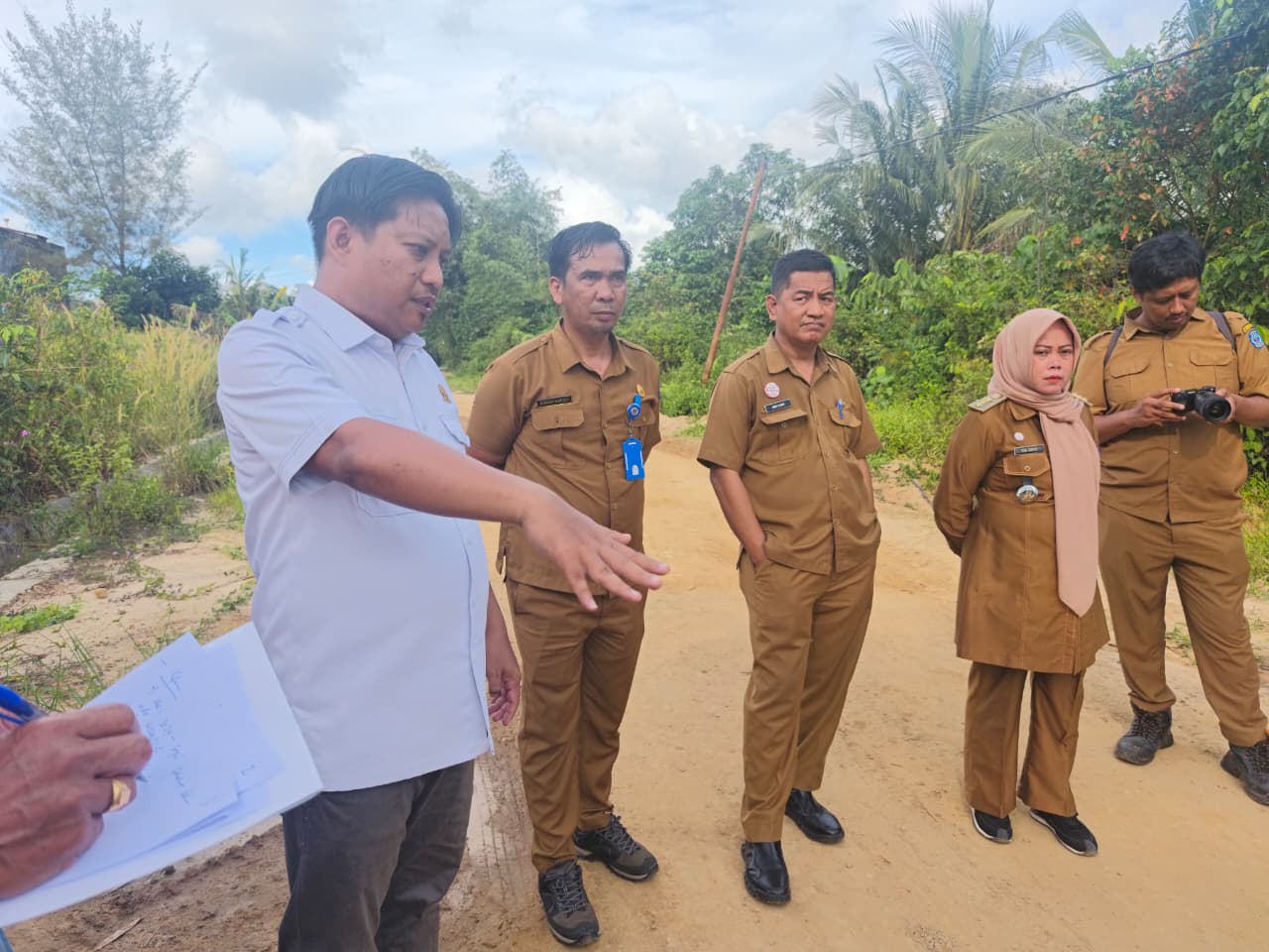 Anggota Komisi C DPRD Bontang Sem Nalpa Mario (kiri) saat meninjau jalan di Kampung Timur, Selasa 3 Februari 2026.