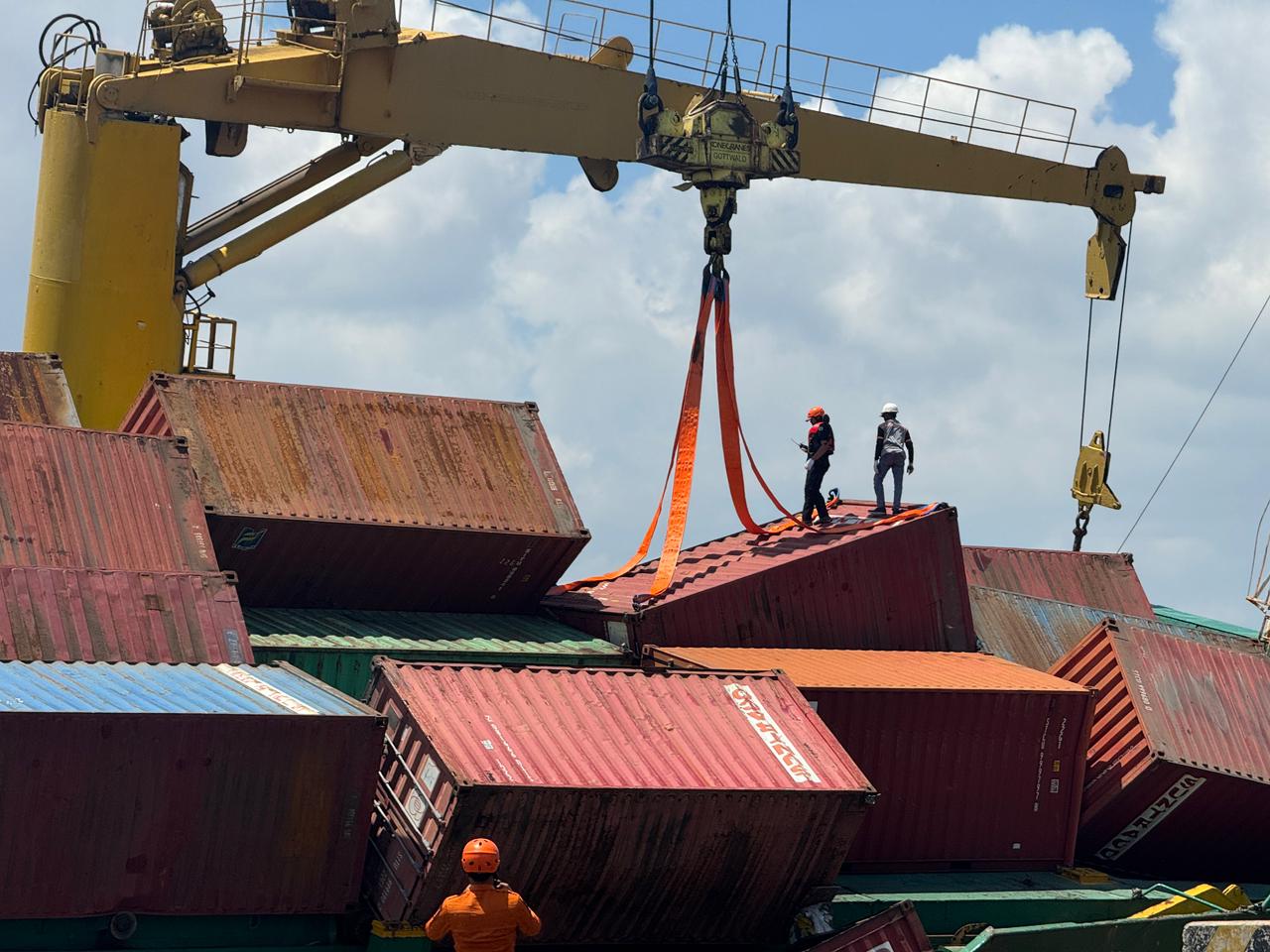 Kondisi peti kemas yang mengalami kemiringan di dermaga Pelabuhan Tanjung Perak, Senin, 2 Februari 2026.